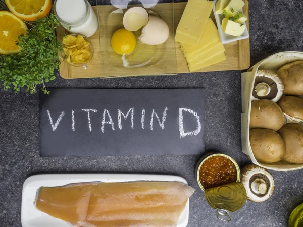 Fuentes alimentarias de vitamina D, incluyendo pescado, huevo, lácteos, setas, vegetación, caviar, naranja, maíz — Foto de Stock