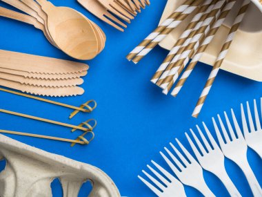 Çevre dostu biyolojik çözünebilir çatal bıçak takımı, modaya uygun mavi arka planda yiyecek için ekolojik tek kullanımlık sofra takımı.