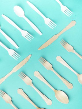 Çevre dostu zararlı plastik çatal bıçak takımı ve çevre dostu ahşap çatal bıçak takımı. Plastiksiz kavram