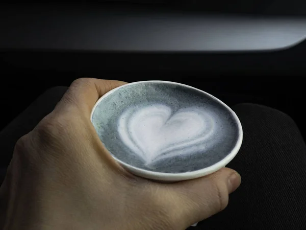 Azul matcha latte hermoso corazón forma arte. Color principal 2020 concepto de año. Copa ecológica de café en la mano. Tonificación oscura de moda. Composición mínima, vibraciones hipster . — Foto de Stock