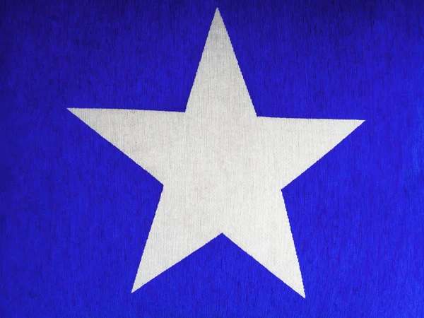 Яскраві білі зірки на фоні синього кольору на прапорі Сполучених Штатів Америки 4 липня. — стокове фото