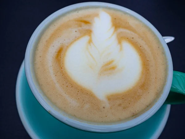 Ceramiczna filiżanka sztuki latte na kawie cappuccino w niebieskim kubku w modnym kolorze 2020, płaska biała kawa — Zdjęcie stockowe