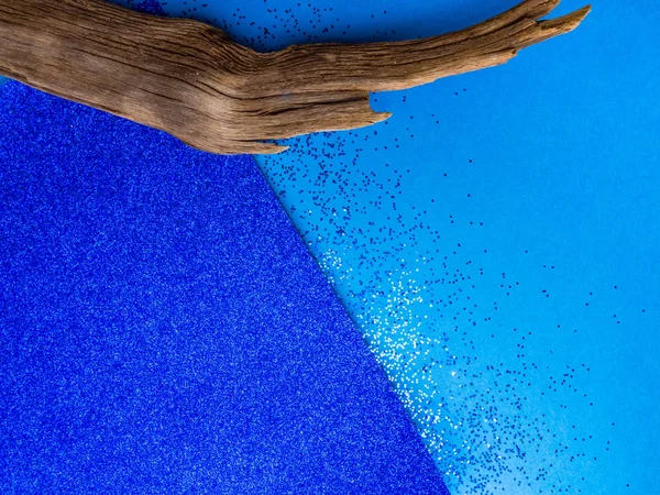 Sfondo in cartone lucido blu ed elementi decorativi in legno, colore alla moda dell'anno 2020 — Foto Stock