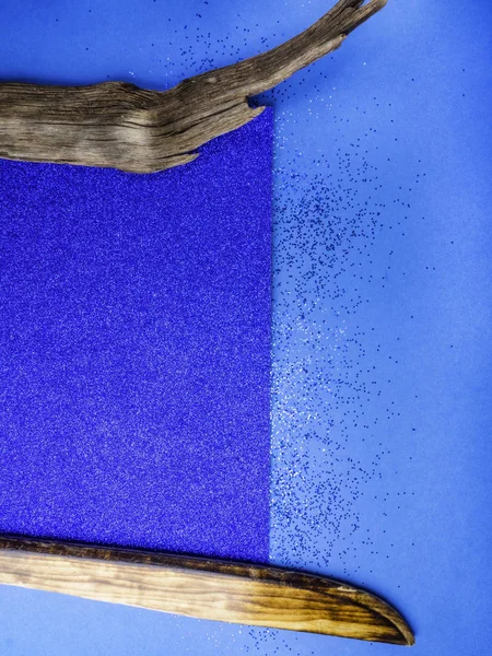 Kék fényes karton háttér, és fa díszítő elemek, trendi színe 2020-ban — Stock Fotó