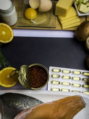 D vitamini içeren gıdalar: balık, havyar, portakal, mikro yeşiller, peynir, yumurta, mantar, süt, tereyağı, mısır, yağ, kapsül