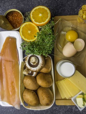 D vitamini içeren gıdalar: balık, havyar, portakal, mikro yeşiller, peynir, yumurta, mantar, süt, tereyağı, mısır, kapat