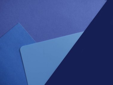 modaya uygun renklerin farklı mavi arkaplanı üst görünümü, minimum konsepti, düz yatışı, geometrik kolajı, 2020 yılının renginden esinlenerek