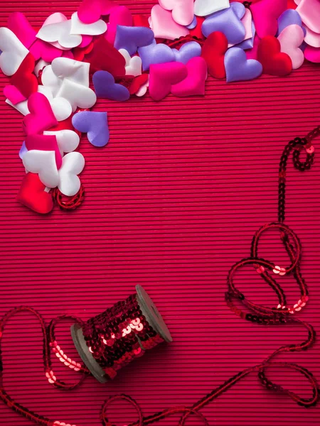 Ευχετήρια κάρτα με πολύχρωμες καρδιές και χώρο για κείμενο σε ροζ φόντο. Βαλεντάιν, στολίδια γάμου. Διάφορες καρδιές — Φωτογραφία Αρχείου
