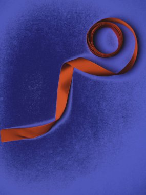 Kırmızı ipek kurdele, modaya uygun klasik mavi arka plan, şenlikli kartpostal, kopyalama alanı