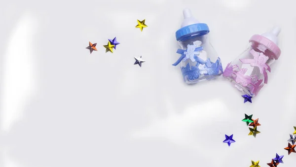 E 'un concetto maschile o femminile. Bottiglie di giocattoli blu e rosa isolate su bianco. Festa dei gemelli. Annuncio bambino. Posa piatta — Foto Stock