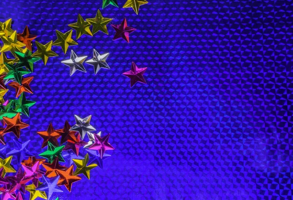 Feestelijke kleurrijke sterren op trendy blauwe achtergrond. Vakantie abstracte plat-lay. — Stockfoto