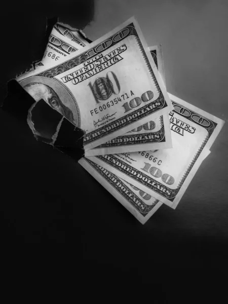 Siyah kağıtta yırtık bir delikte Benjamin Franklin 'in dolarları. Gizli gelir vergisi kaçırma, bağış, kâr, yolsuzluk, yoksulluk, yardım, burs ve cömertlik kavramı Boşluğu Kopyala — Stok fotoğraf