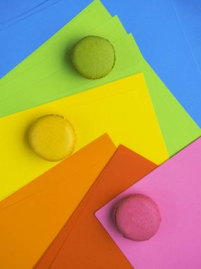 Makaronlar gökkuşağı arka planı. Makarnalar, her renkte kurabiyeler, doğum günü partisi konsepti. Dekoratif tasarım için moda deseni.