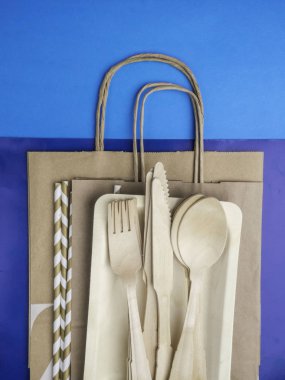Tahta, bambu, çatal, çatal, kaşık, bıçak, meyve suyu kutularından geri dönüşümlü sofra takımı ile plastiksiz set. Orman dostu, geri dönüştürülmüş kağıt poşet, üst manzara. Sıfır atık, çevre dostu konsept. Düz yatıyordu. Tr