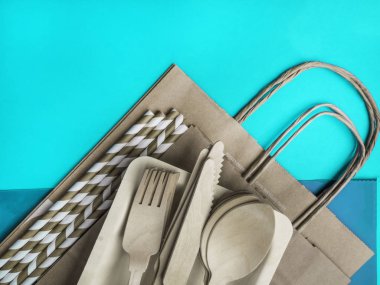 Tahta, bambu, çatal, çatal, kaşık, bıçak, meyve suyu kutularından geri dönüşümlü sofra takımı ile plastiksiz set. Orman dostu, geri dönüştürülmüş kağıt poşet, üst manzara. Sıfır atık, çevre dostu konsept. Düz yatıyordu. Tr