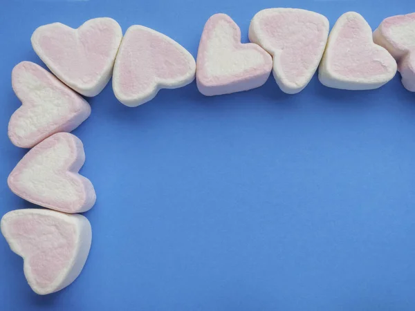 Marshmallow rosa em forma de coração empilhado no fundo azul da moda com espaço de cópia. Doce doce para tema de amor no conceito de Valentim. Sobremesa de cor pastel para fundo ou decoração de papel de parede — Fotografia de Stock