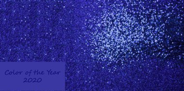 Soyut şenlik, parlak mavi arka plan, tatil konsepti. 2020 yılının moda rengi