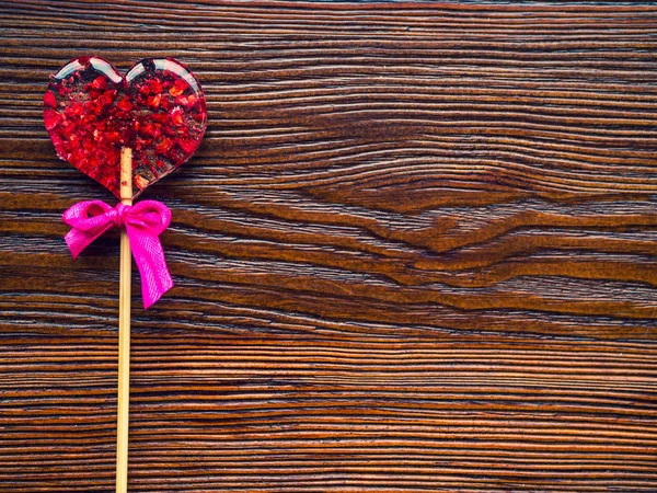 Red heart-shaped candy. Valentines day greeting card. Handmaded candy heart with strawberries and cranberries, on wooden table. Top view with copy space — Stock Photo, Image