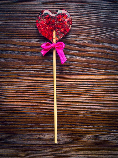 Red heart-shaped candy. Valentines day greeting card. Handmaded candy heart with strawberries and cranberries, on wooden table. Top view with copy space — Stock Photo, Image