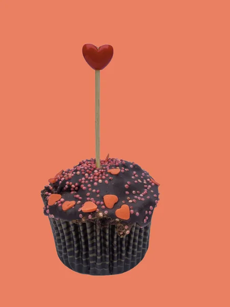 Cupcakes de chocolate com corações de açúcar de cobertura, conceito de amor doce. Dia de São Valentim, aniversário, capina, cartão de saudação de férias, fundo de cor de coral — Fotografia de Stock