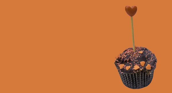 Schokolade Cupcakes mit Zuckerguss Herzen, süße Liebe Konzept. st. valentinstag, geburtstag, jäten, festtagsgrußkarte, korallenfarben hintergrund — Stockfoto