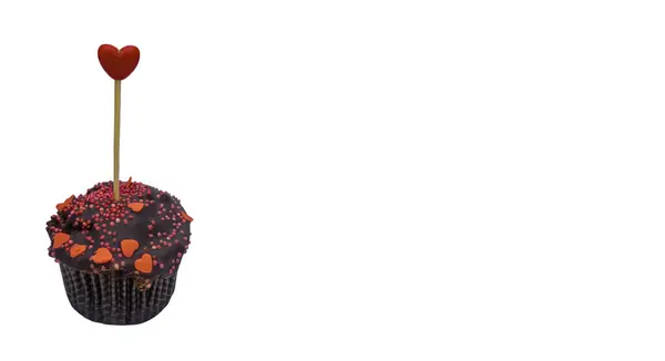 Hausgemachte Valentin-Cupcakes mit roten Zuckerherzen, Schokoladenmuffin mit Herz, Symbol der Liebe, isoliert auf weiß — Stockfoto