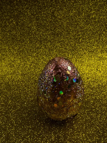 Red golden egg. A symbol of making money and successful investment on festive gold background — Stock Photo, Image