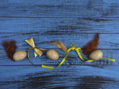 Kırsal arka planda Paskalya yumurtaları