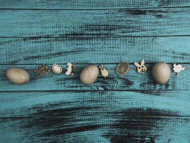 Kırsal ahşap arka planda Paskalya yumurtaları, düz yatış