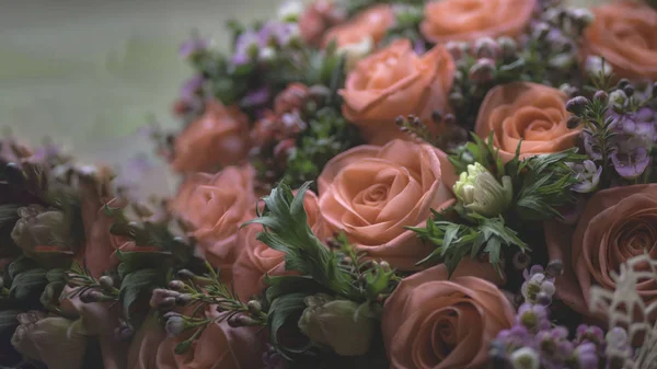 Niewyraźne kwiatowe tło kwitnących róż, miękki koralowy różowy róża grono na jasnym tle Wysokie oświetlenie klucz — Zdjęcie stockowe