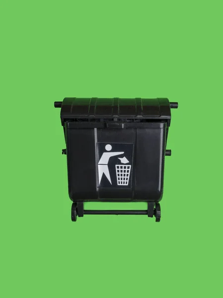 Papelera de basura negra o papelera de reciclaje aislada en verde . — Foto de Stock