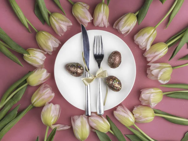 Tafelbestek Pasen met tulpen en eieren — Stockfoto