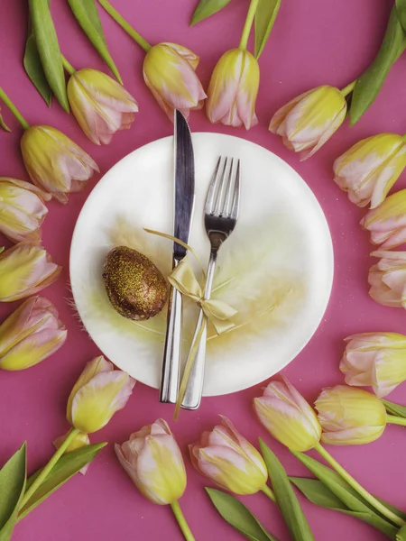 Tafelbestek Pasen met tulpen, eieren, veren — Stockfoto