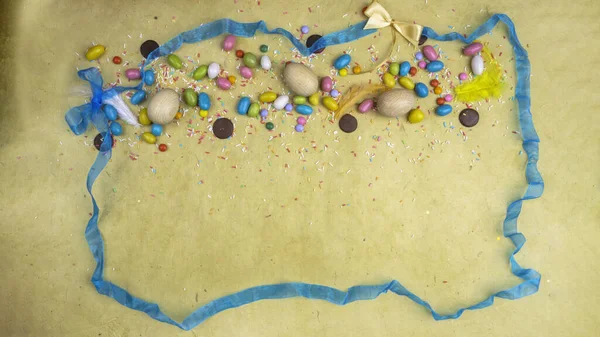 Ouă Colorate Paște Dulciuri Fundal Galben Panglică Albastră Decorațiuni Festive — Fotografie, imagine de stoc