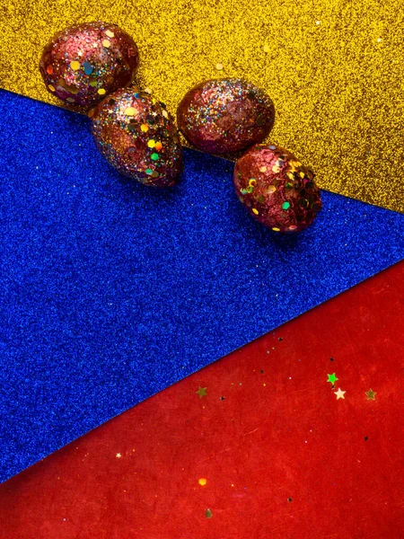 Золотисто Красные Пасхальные Яйца Акриловой Краской Разноцветном Праздничном Фоне Праздником — стоковое фото