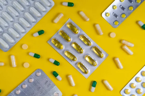 Πολύχρωμα Χάπια Κάψουλες Και Δισκία Κίτρινο Φόντο Φαρμακείο Και Την — Φωτογραφία Αρχείου