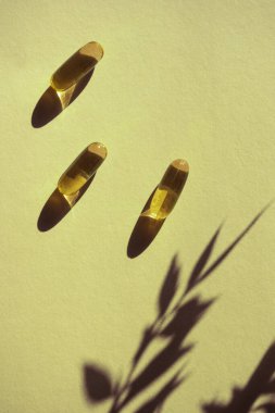 Sıvı sarı şeffaf ilaç. Yumuşak kapsüller. Morina yağı.