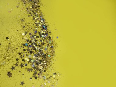 Renkli konfeti parıltılarıyla sarı arkaplan, şenlikli fon konsepti, Paskalya, parti, doğum günü konsepti ve fotokopi alanı.
