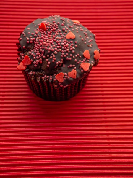 Festlicher Schokoladen Cupcake Mit Herz Auf Rotem Hintergrund Liebeskonzept Valentinstag — Stockfoto