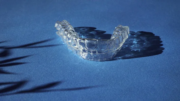 Láthatatlan Aligners Fogak Zárójelben Kék Háttér Virág Árnyék — Stock Fotó