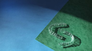 Kozmetik dişçiliğinde dişleri düzeltmek ve mavi ve yeşil arka planda ortodonti için diş saydam hizalayıcı ya da diş telleri pankartı, boşluğu kopyala