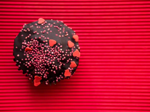 Праздничный Шоколад Кекс Украшен Сердцами Красном Фоне Концепция Любви День — стоковое фото
