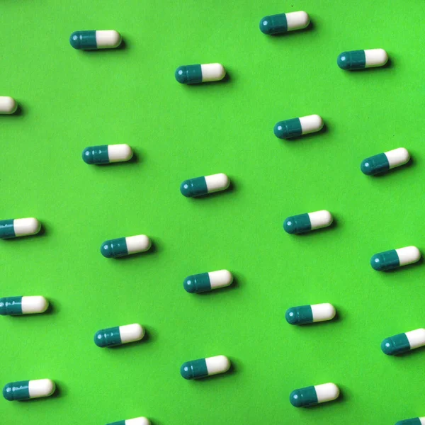 Μοτίβο Από Λευκά Και Πράσινα Χάπια Πράσινο Φόντο Άλμα Δισκίων — Φωτογραφία Αρχείου