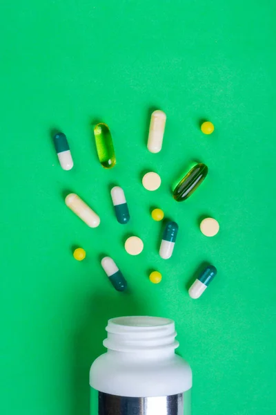 Λευκό Μπουκάλι Και Σωρός Από Διάφορα Φάρμακα Χάπια Δισκία Και — Φωτογραφία Αρχείου
