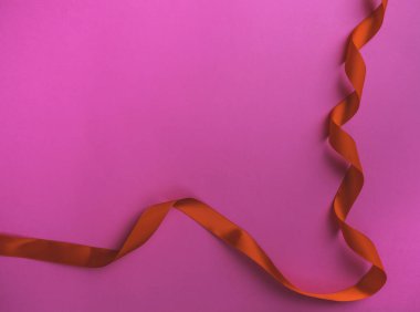 tatil kıvrımlı kırmızı kurdele bandı pembe arka planda fotokopi alanı ile