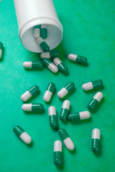 Πράσινα Και Λευκά Χάπια Χύνεται Από Λευκό Μπουκάλι Ιατρική Ιατρική — Φωτογραφία Αρχείου