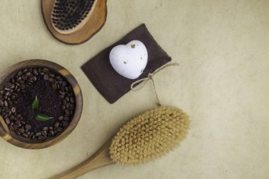 Güzellik, vücut bakımı. Spa ürünleri banyo aksesuarları doğal organik kahve fırçaları, ahşap masaj fırçası, sabunlar, ahşap dekorasyon.