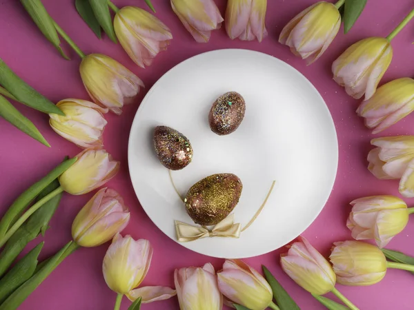 Diner Wit Bord Met Luxe Gouden Paaseieren Strik Mooie Tulp — Stockfoto
