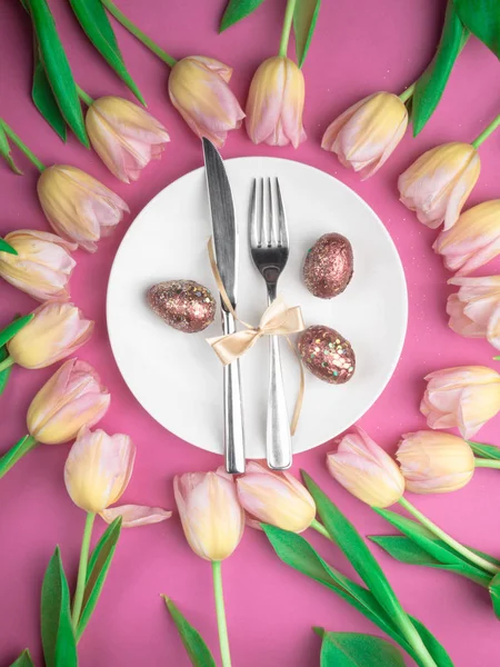 Diner Wit Bord Met Luxe Gouden Paaseieren Strik Mooie Tulp — Stockfoto