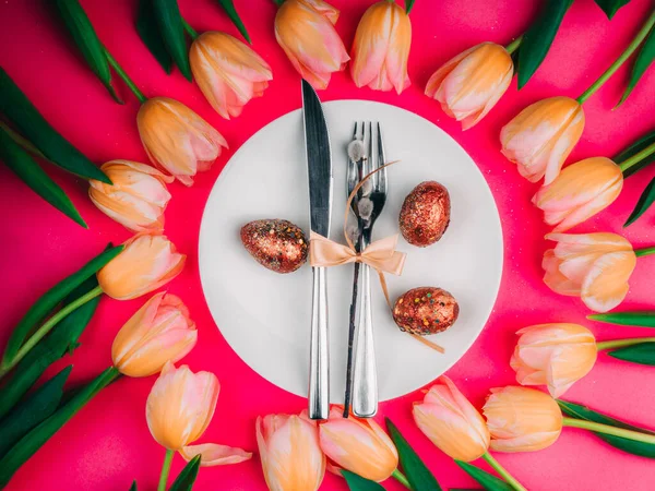 Diner Wit Bord Met Luxe Gouden Paaseieren Strik Mooie Tulp — Stockfoto